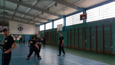 Strażnicy Miejscy na ćwiczeniach z technik i taktyk obrony