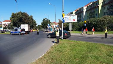 Ratowali poszkodowaną ofiarę wypadku i kierowali ruchem