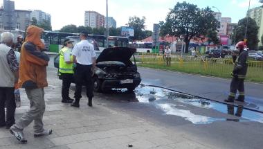 Płonące auto na Rondzie Ułanow