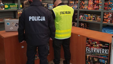 Jak bezpiecznie używać fajerwerków? Strażniczki szkolne przestrzegają i uczą.