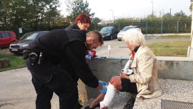 Strażnicy czasem jak medycy. Na pomoc starszej pani