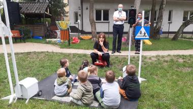 STRAŻ MIEJSKA Z WIZYTĄ W "TĘCZOWYM DOMKU"