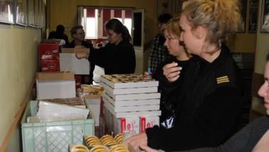 Strażnicy miejscy na Śniadaniu Wielkanocnym z ubogimi i bezdomnymi.