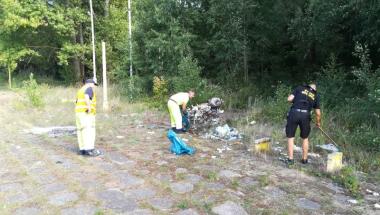 Wspólne sprzatanie plaży Mieleńskiej