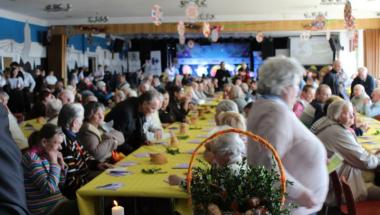 Strażnicy miejscy na Śniadaniu Wielkanocnym z ubogimi i bezdomnymi.