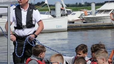 Młodzi żeglarze na zajęciach ze strażnikami z Referatu Wodnego.