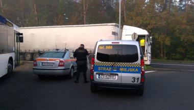 Raz odholują skuter, raz TIR-a