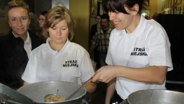 Strażnicy miejscy na Śniadaniu Wielkanocnym z ubogimi i bezdomnymi.
