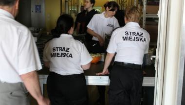 Strażnicy miejscy na Śniadaniu Wielkanocnym z ubogimi i bezdomnymi.