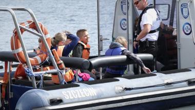 Młodzi żeglarze na zajęciach ze strażnikami z Referatu Wodnego.