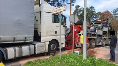 Raz odholują skuter, raz TIR-a