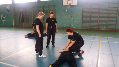 Strażnicy Miejscy na ćwiczeniach z technik i taktyk obrony