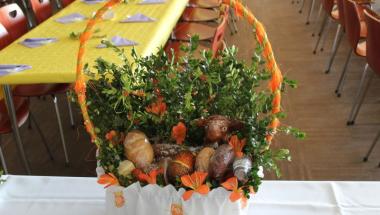 Strażnicy miejscy na Śniadaniu Wielkanocnym z ubogimi i bezdomnymi.