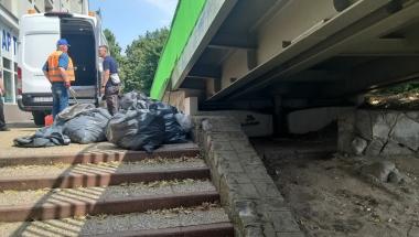 Koczowisko po bezdomnych posprzątane po interwencji strażnika osiedlowego