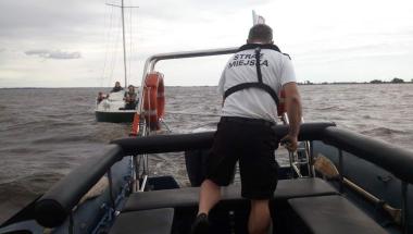 Strażnicy z refaratu wodnego ratowali żeglarzy