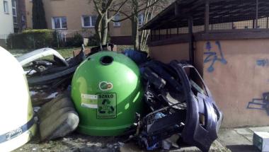 Strażnicy miejscy znaleźli sprawcę podrzucenia odpadów samochodowych