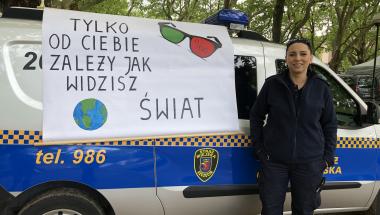 Lekcje dla dorosłych-strażnicy demonstrują, jak wygląda świat w alkogoglach
