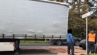 Raz odholują skuter, raz TIR-a