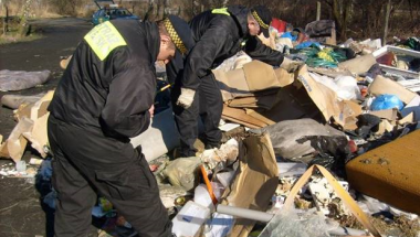 „Słońce świeci, czas posprzątać swoje śmieci” - Straż Miejska przypomina i radzi.