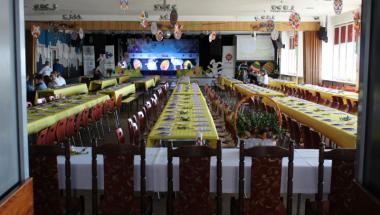 Strażnicy miejscy na Śniadaniu Wielkanocnym z ubogimi i bezdomnymi.