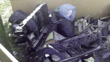 Strażnicy miejscy znaleźli sprawcę podrzucenia odpadów samochodowych