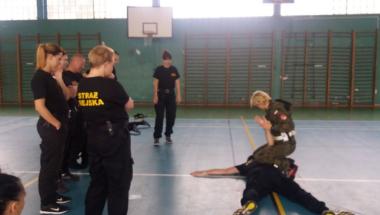 Strażnicy Miejscy na ćwiczeniach z technik i taktyk obrony