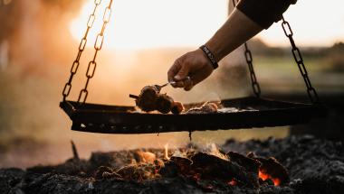 Niebezpieczne grillowanie na balkonie
