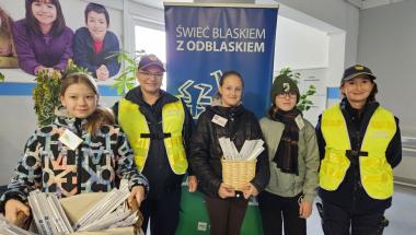 Świeć blaskiem z odblaskiem-strażniczki szkolne z dziećmi rozdawały opaski mieszkańcom Świerczewa
