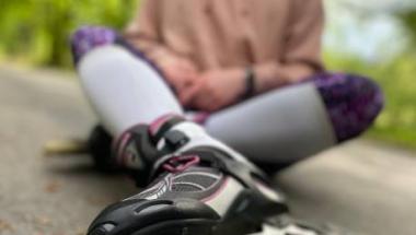 Strażnicy miejscy pomogli poszkodowanej rolkarce